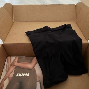 SKIMS Sculpting Shortie L/XL Onyx New